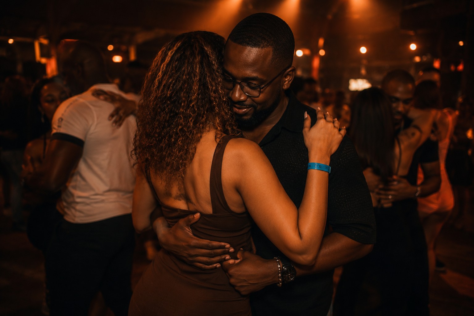 Couple dansant enlacé lors d'une soirée K'Mad Events